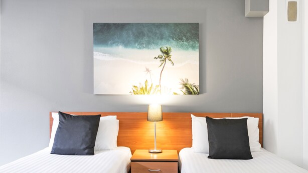 Phòng 2 giường đơn Tiêu chuẩn | 1 phòng ngủ, bộ đồ giường cao cấp, bàn, màn/rèm cản sáng 