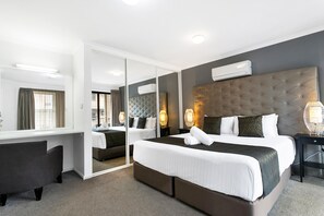 Apartament estàndard, 3 dormitoris | 1 dormitori, roba de llit d'alta qualitat i escriptori 