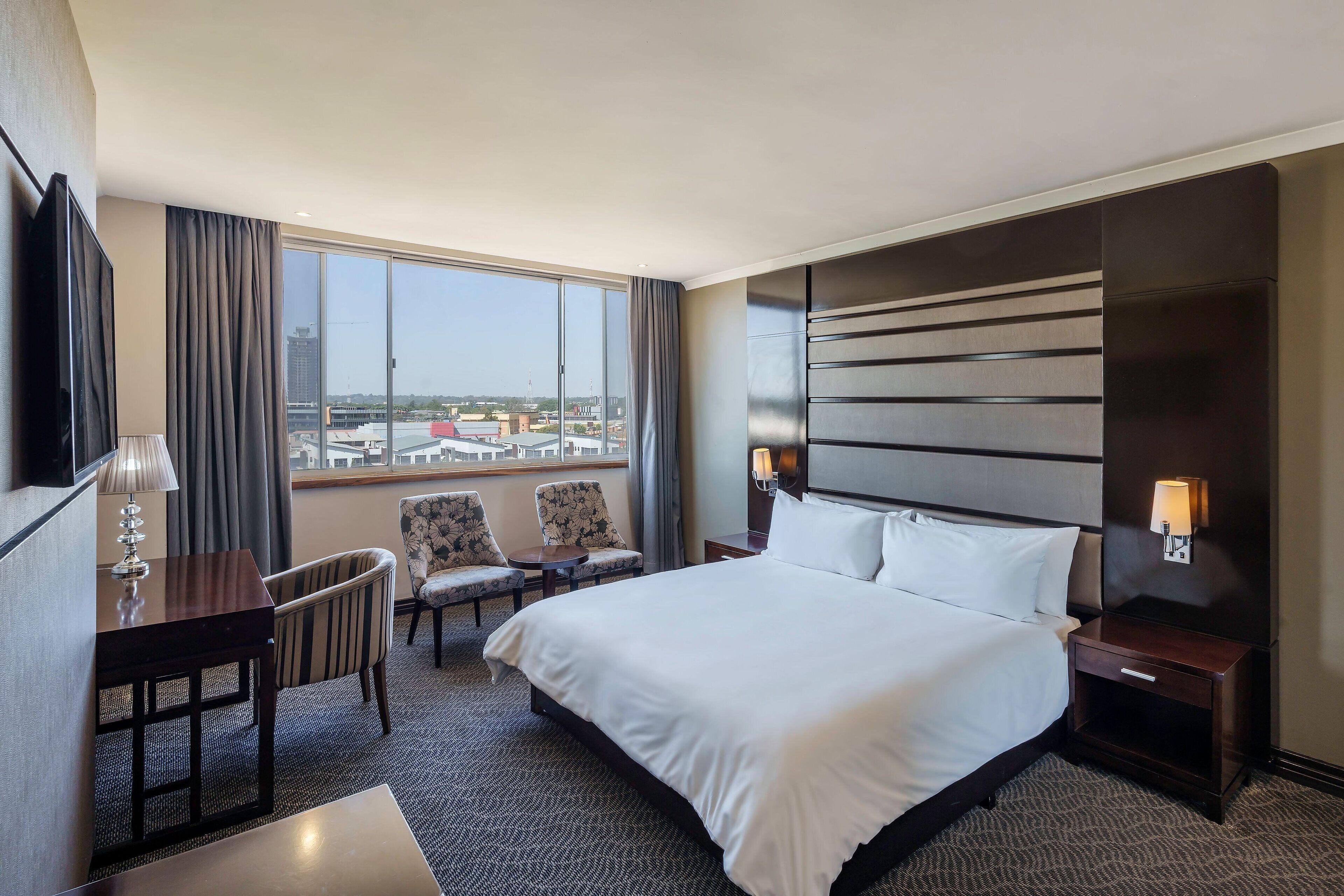 room, 1 king bed | minibar, in-room safe, desk, iron/ironing board