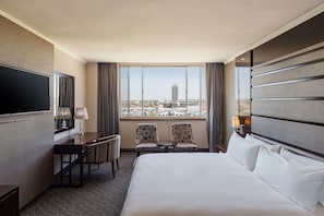 Room, 1 King Bed | Minibar, in-room safe, desk, iron/ironing board