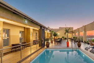 室外游泳池，日光浴躺椅