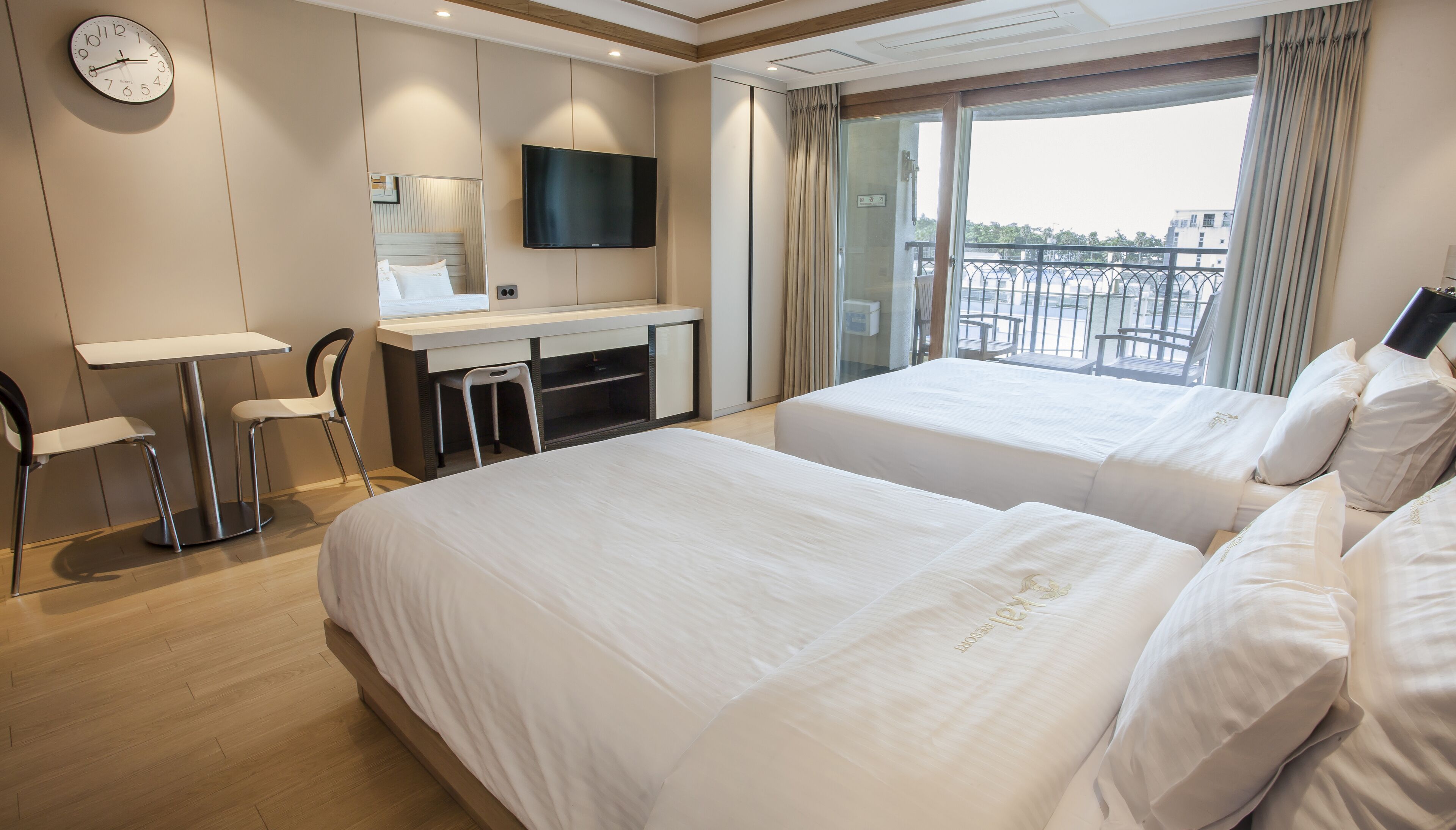 twin room | blackout curtains, free wifi, bed sheets