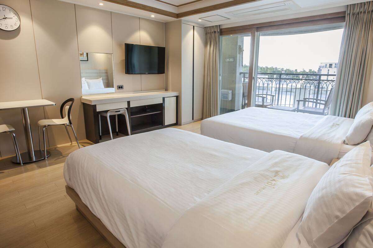 twin room | blackout curtains, free wifi, bed sheets