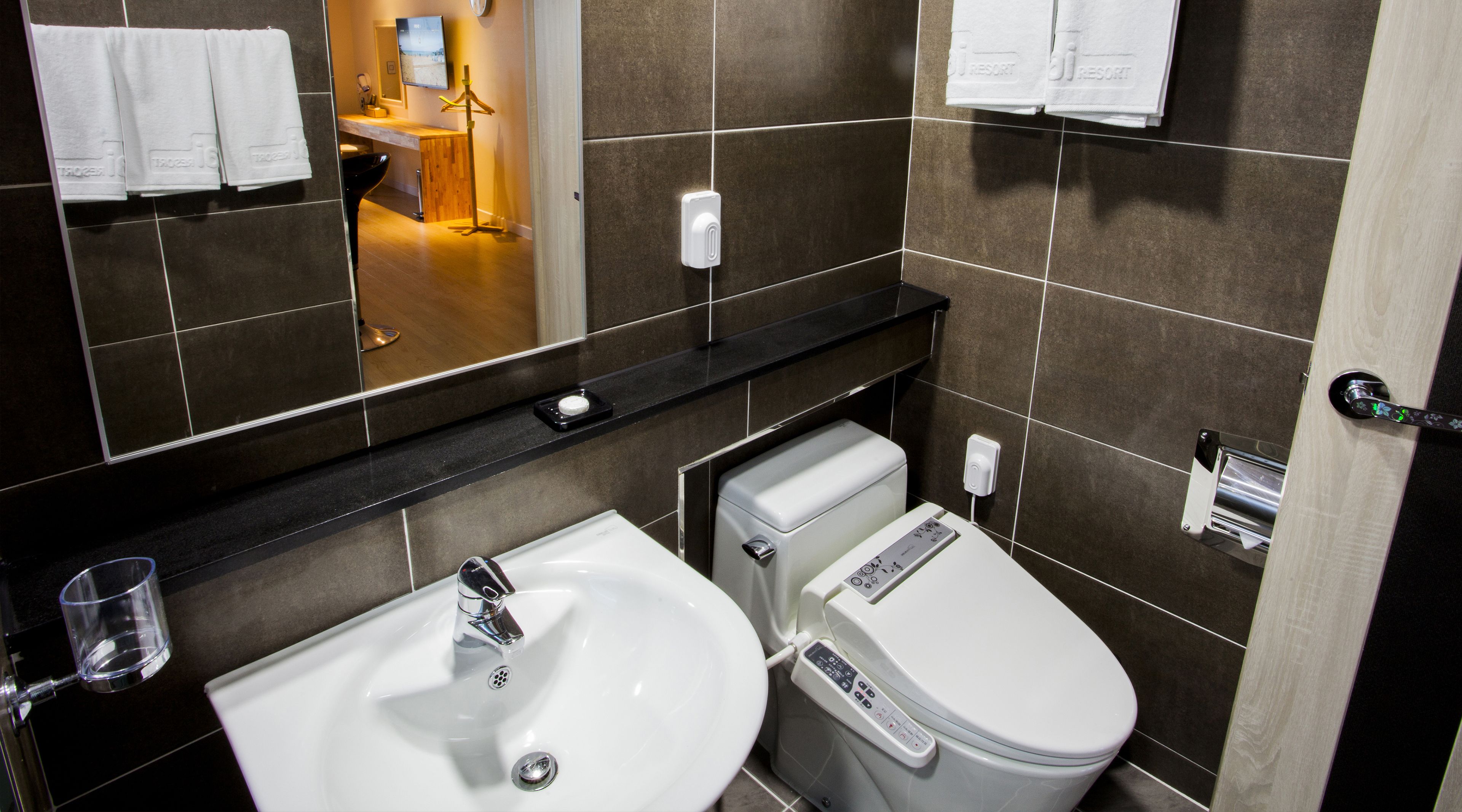 suite twin room | bathroom sink