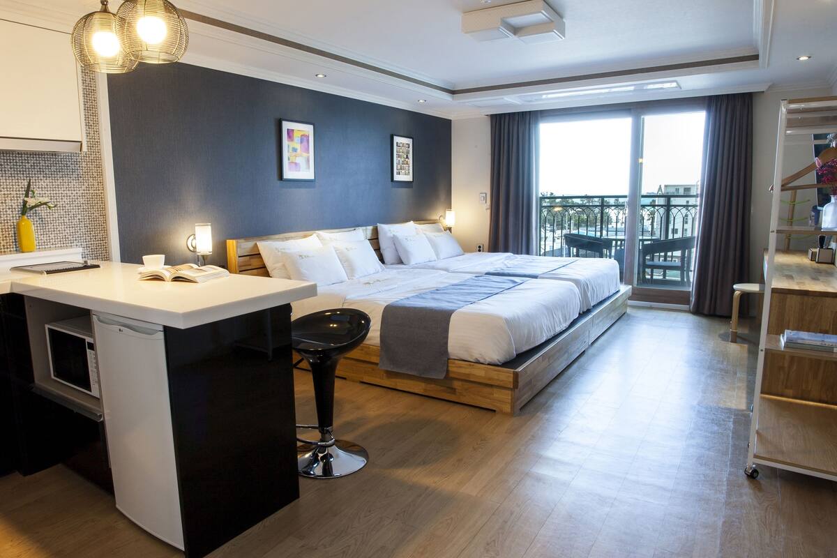 suite twin room | blackout curtains, free wifi, bed sheets