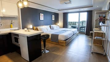 Suite Twin Room | Blackout curtains, free WiFi, bed sheets