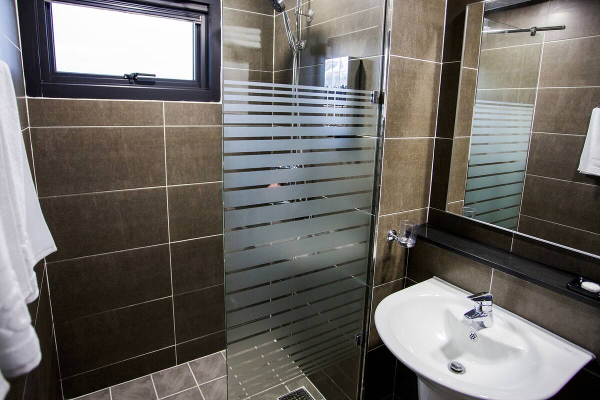 suite twin room | bathroom shower