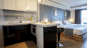 Suite Twin Room | Private kitchen | Fridge, microwave, stovetop, electric kettle