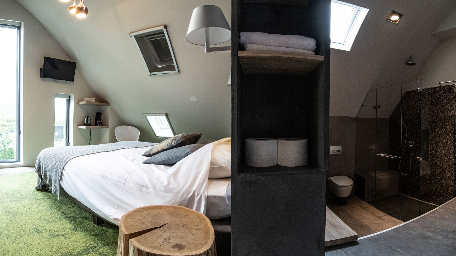 deluxe room | bathroom | hair dryer, towels