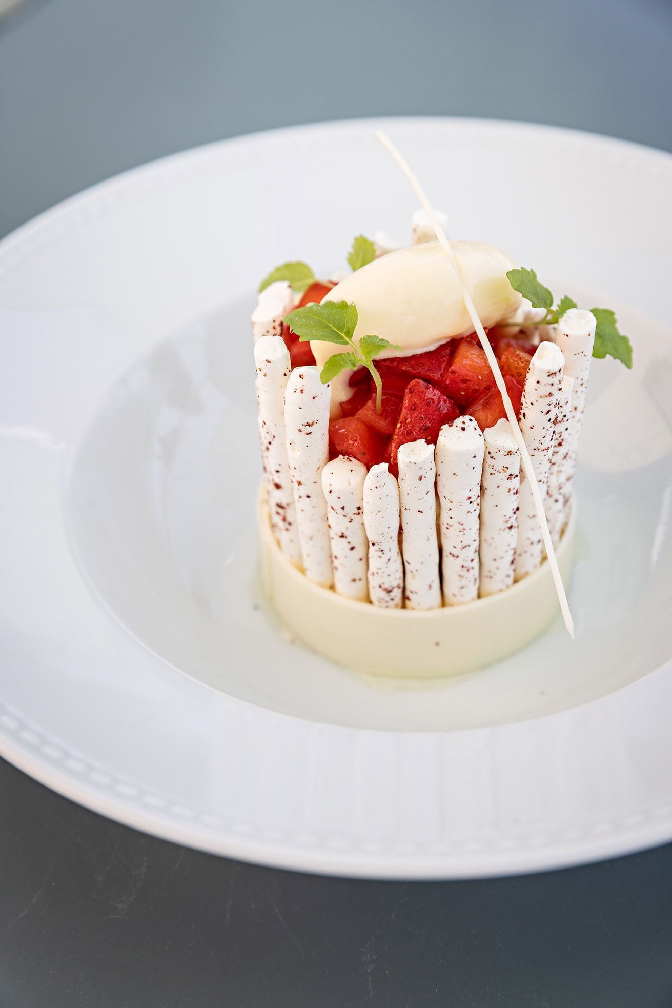 Un dessert servi dans une assiette blanche.