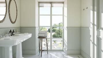 Premium-Doppelzimmer | Badezimmer | Kostenlose Toilettenartikel, Haartrockner, Bademäntel, Handtücher