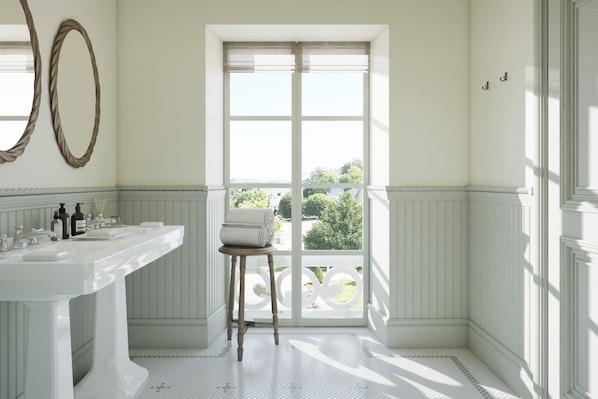 Habitación Premium doble | Baño | Artículos de higiene personal gratuitos, secador de pelo y albornoces