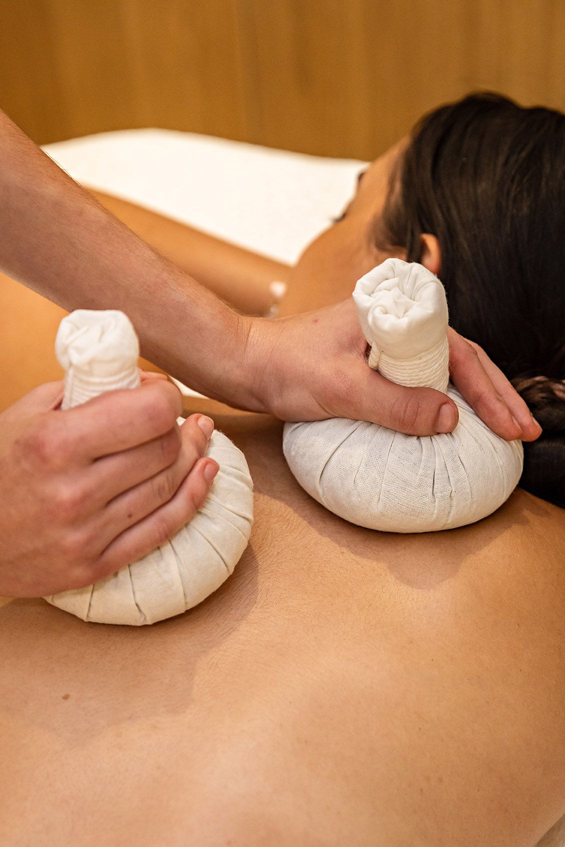 Seduta di massoterapia con persona che riceve un massaggio a collo e spalle.