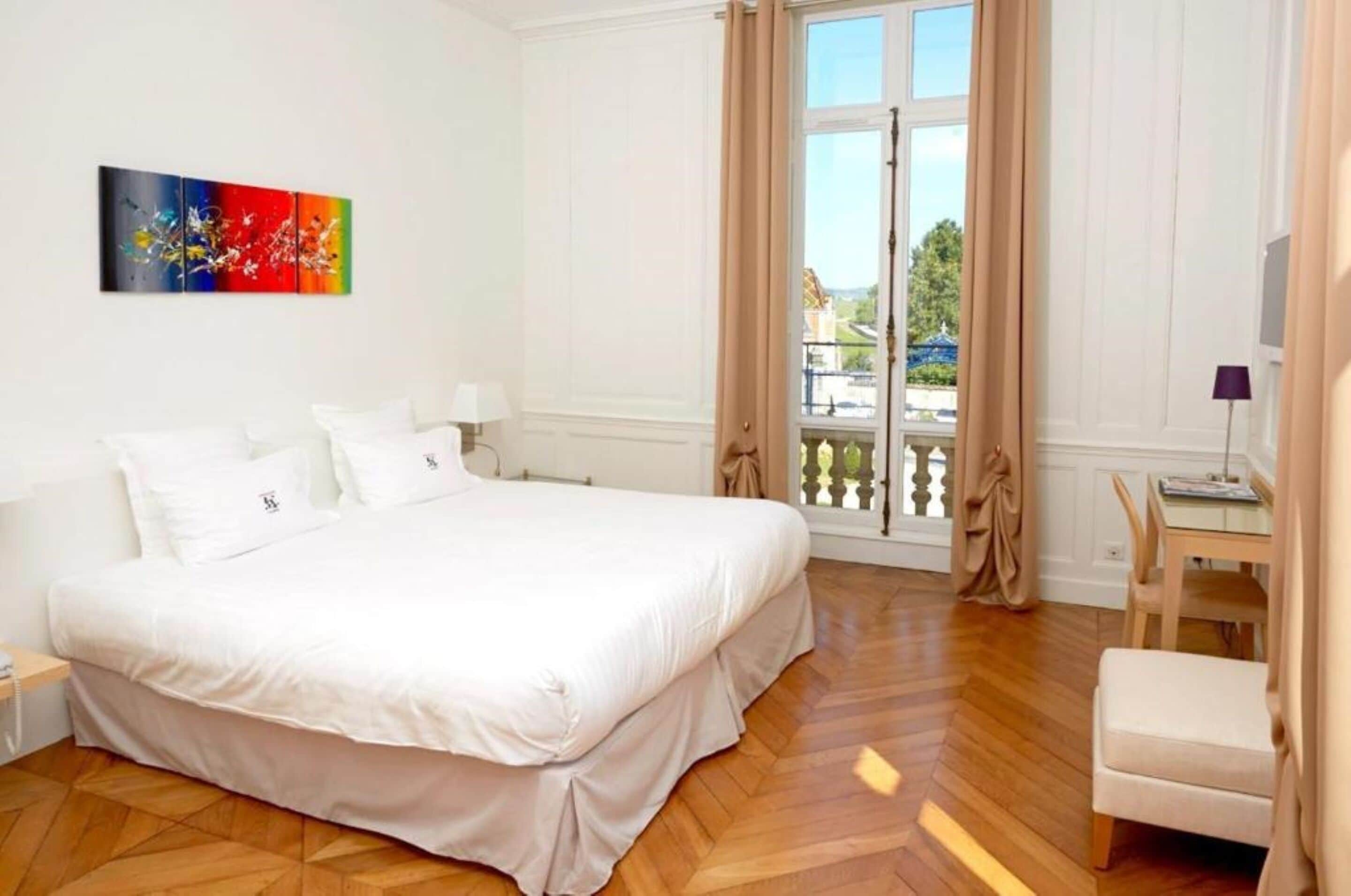 junior double room, 1 king bed | premium bedding, minibar, in-room safe, desk