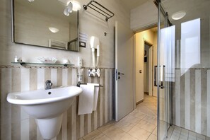 Shower, free toiletries, hair dryer, towels - Domus Australia (Rome)