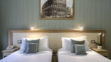 Classic Room | Minibar, in-room safe, desk, blackout drapes