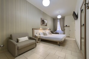 Deluxe Room | Minibar, in-room safe, desk, blackout drapes - Domus Australia (Rome)