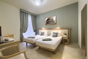 Chambre Classique | Minibar, coffres-forts dans les chambres, bureau, rideaux occultants