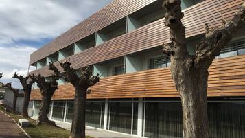 Vista frontal de la propiedad