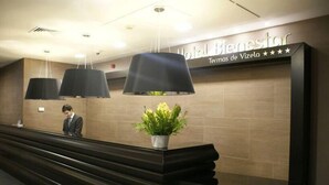 A reception desk with a sign reading "Hotel Bienestar" and "Termas de Vizea". - Hotel Bienestar Termas De Vizela (Vizela)