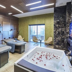 Salas de tratamiento para parejas, un sauna, una bañera de hidromasaje