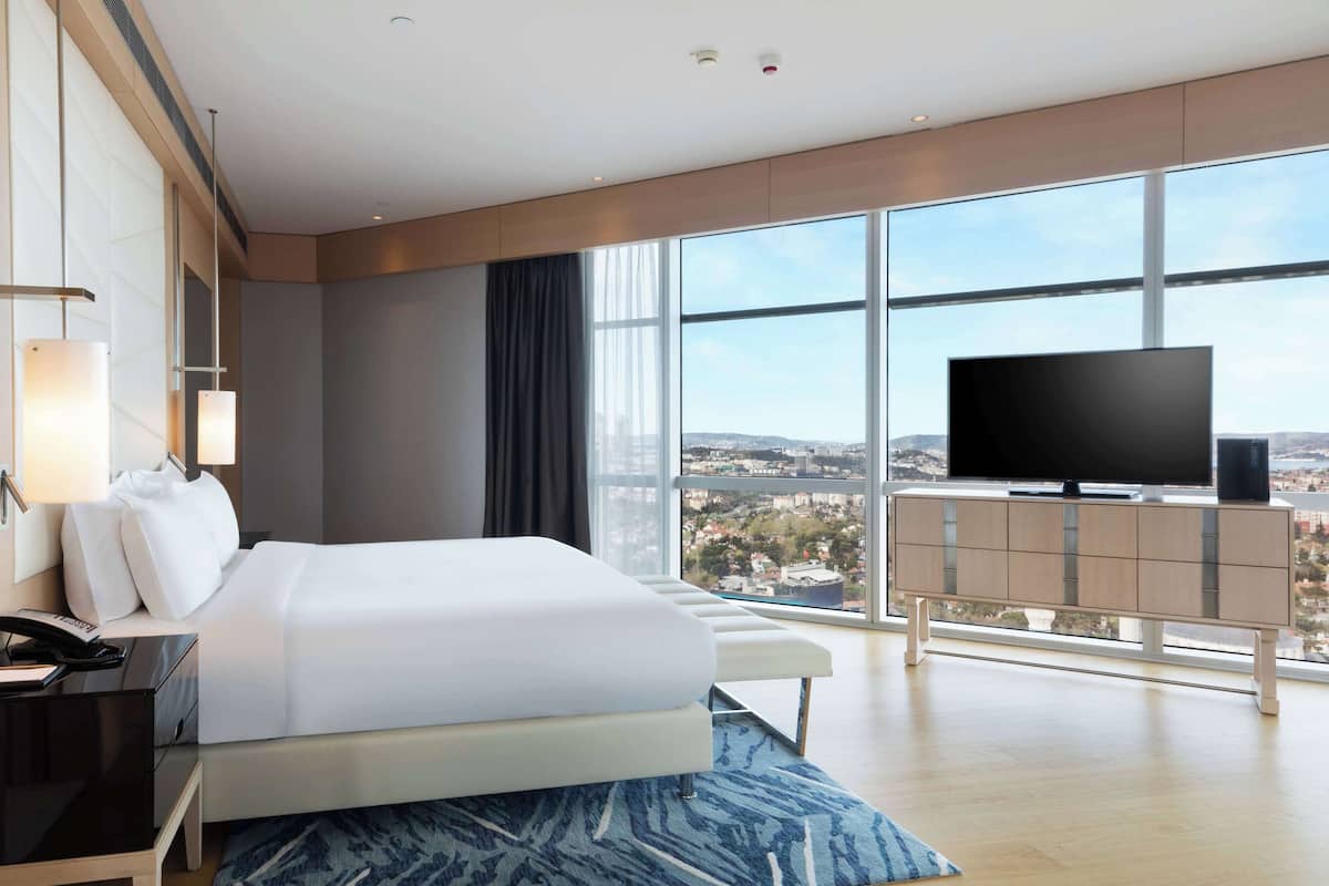 1 bedroom, premium bedding, minibar, in-room safe
