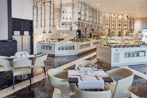 每日供應自助早餐 (每人 EUR48)