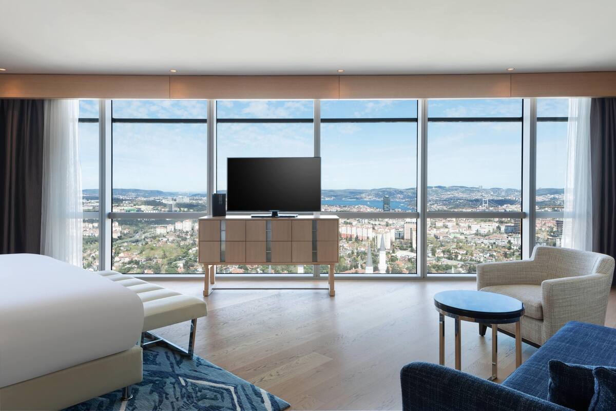Suite, 1 Schlafzimmer, Kochnische, eingeschränkter Meerblick (Tower) | Hochwertige Bettwaren, Minibar, Zimmersafe, Schreibtisch
