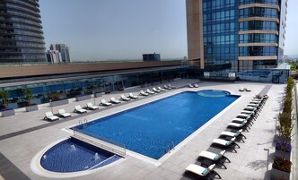 Una piscina cubierta, una piscina al aire libre de temporada, sombrillas