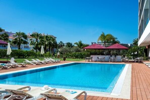 Outdoor pool, pool umbrellas, pool loungers - Areias Village (Albufeira)