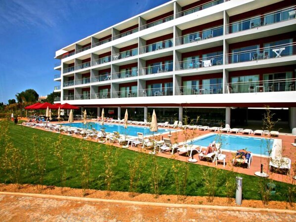 Outdoor pool, pool umbrellas, pool loungers - Areias Village (Albufeira)