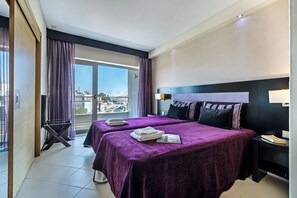 A hotel room with two beds, a view of the city, and a balcony. - Areias Village (Albufeira)