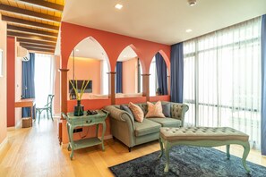 Deluxe Room | Living area