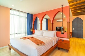 Deluxe kamer | Een minibar, een kluis op de kamer, verduisterende gordijnen