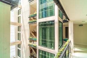 43-inch Smart TV with digital channels, TV, Netflix - Amber Boutique Silom Hotel (Bangkok)