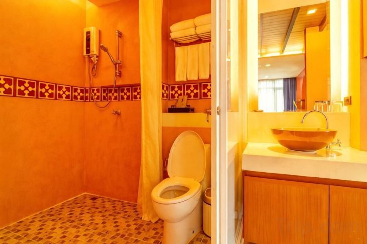 Badkamer | Een douche, gratis toiletartikelen, een haardroger, badjassen