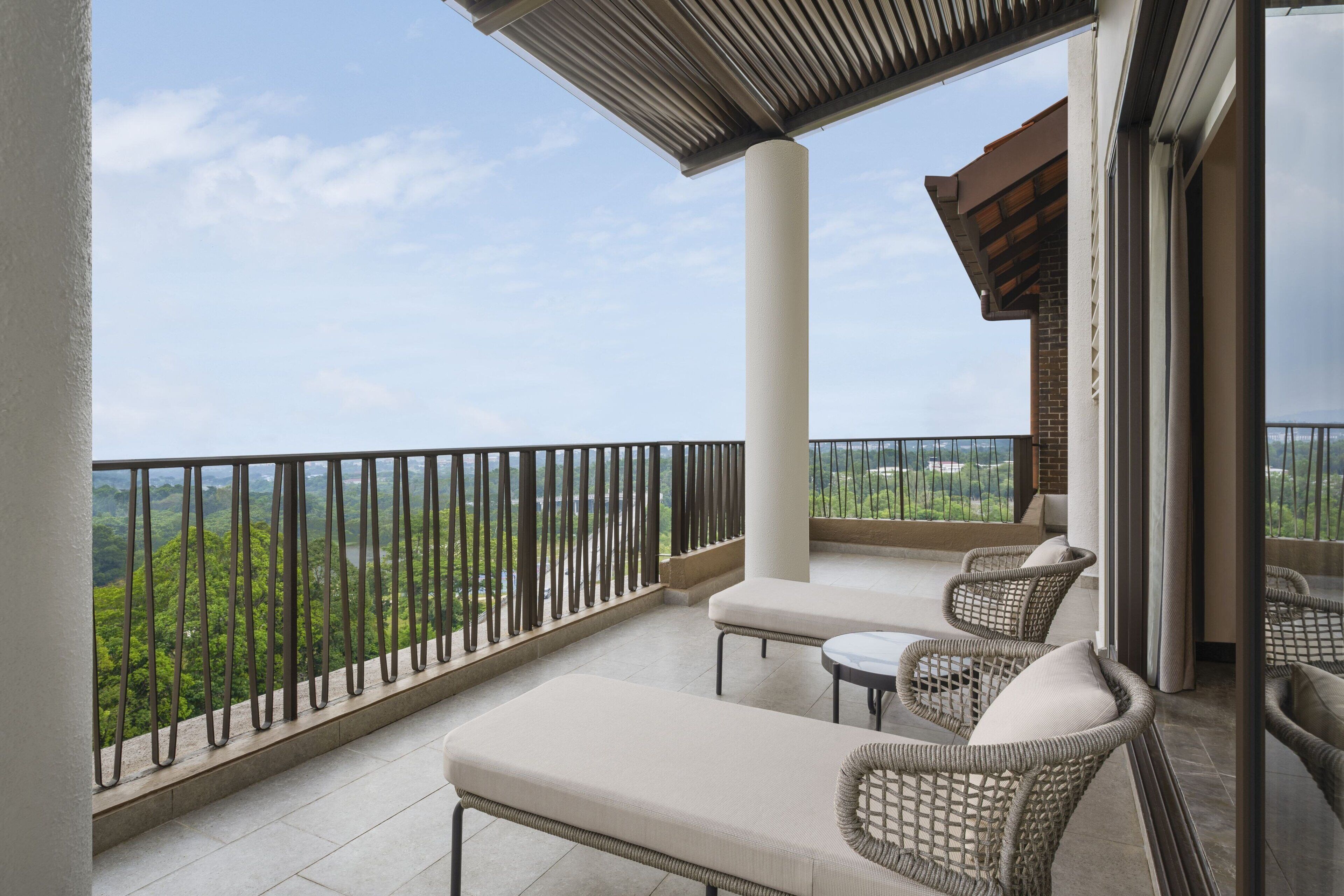 ميني بار وخزنة داخل الغرفة ومكتب وستائر تعتيم