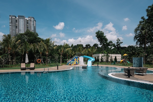 2 outdoor pools