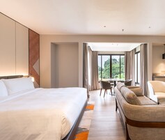 Room, 1 King Bed | Minibar, in-room safe, desk, blackout drapes