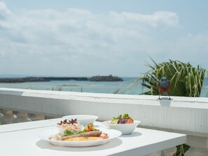Daily continental breakfast (JPY 1080 per person)