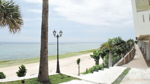 On the beach - Morimar Resort Hotel (Yomitan)