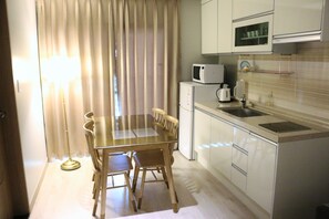 Standard Triple Room, 1 Bedroom, Kitchen, Garden View - Yilin Pension (Seogwipo)