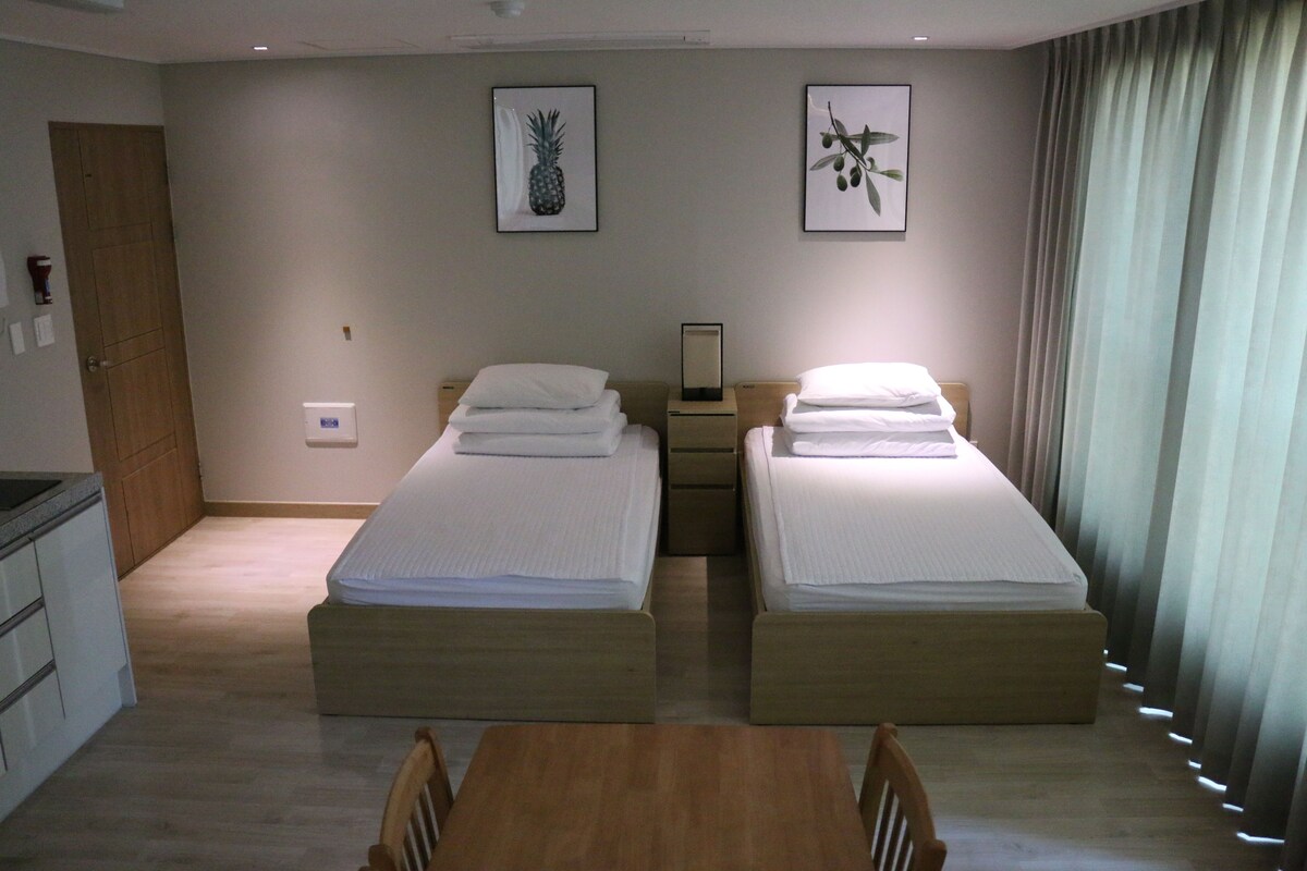 Familie appartement, 2 slaapkamers, keuken, aan tuin