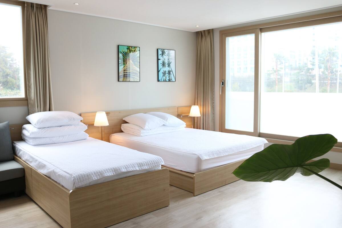 Standaard driepersoonskamer, 1 slaapkamer, keuken, uitzicht op tuin