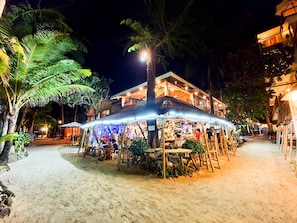 Fachada da propriedade à noite