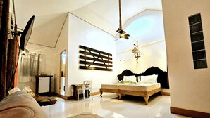 Un dormitorio moderno con una cama grande, un escritorio y una silla.