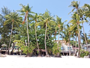 Na praia, areia branca, toalhas de praia, massagens na praia 