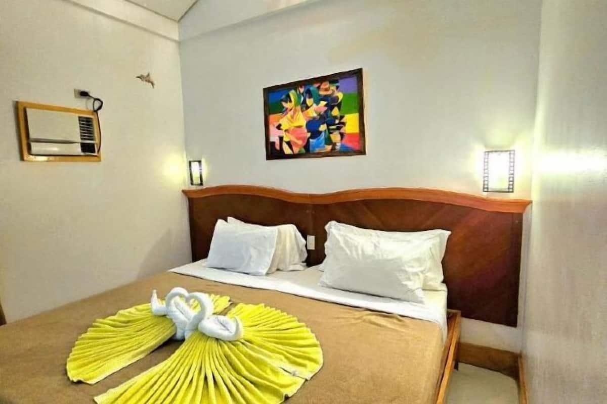 1 kamar tidur, seprai antialergi, minibar, dan brankas