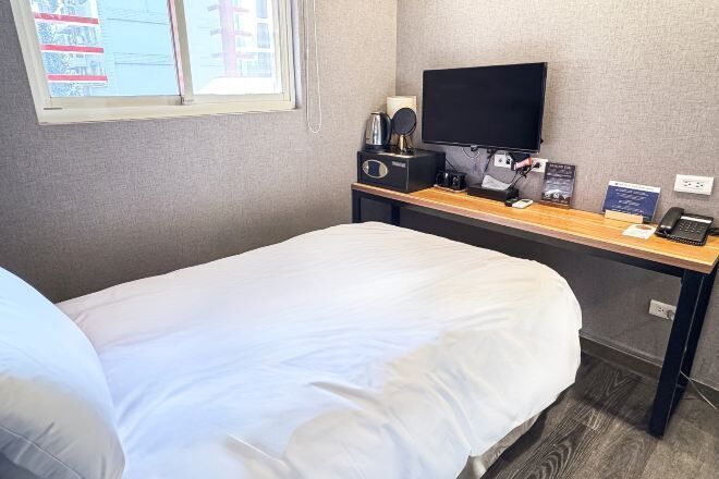 Safe på rommet, strykejern/-brett, wi-fi (inkludert) og sengetøy