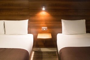 Bureau, fer et planche Ă repasser, Internet gratuit par cĂąble